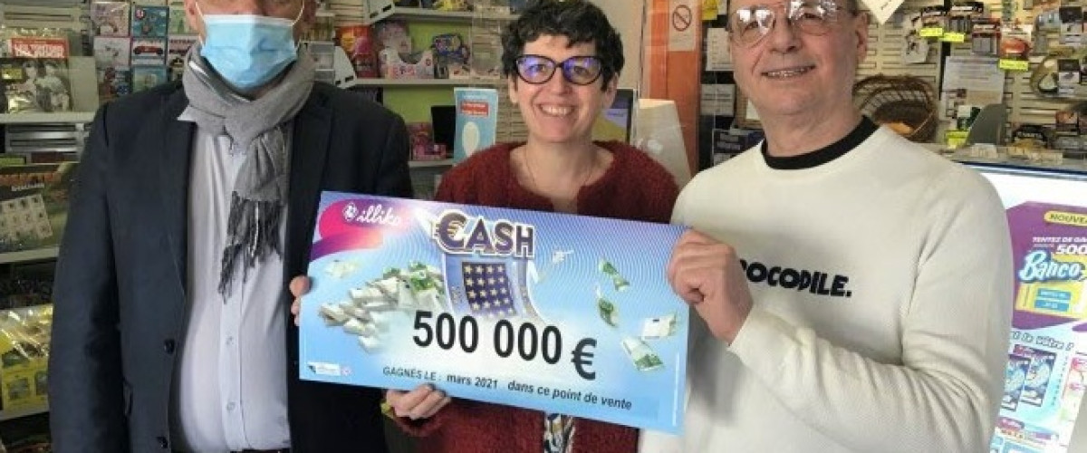 Assis dans sa voiture il gratte 500 000€ sur un ticket Cash