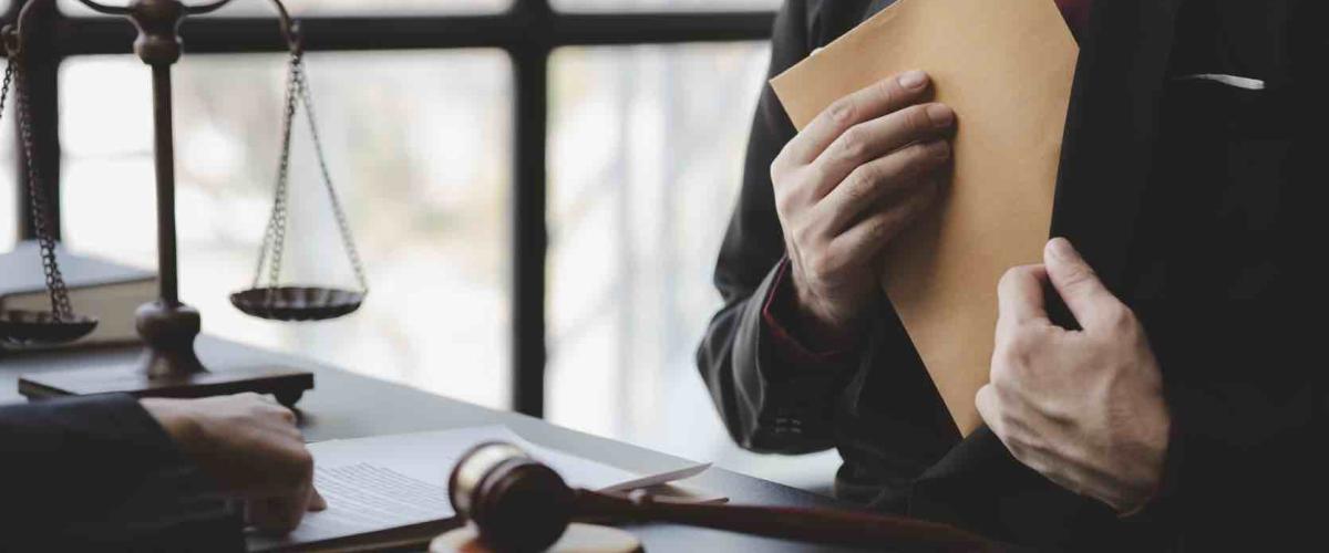 Le gagnant de la loterie du Maine abandonne son procès contre son ex-partenaire après avoir remporté 1,3 milliard de dollars