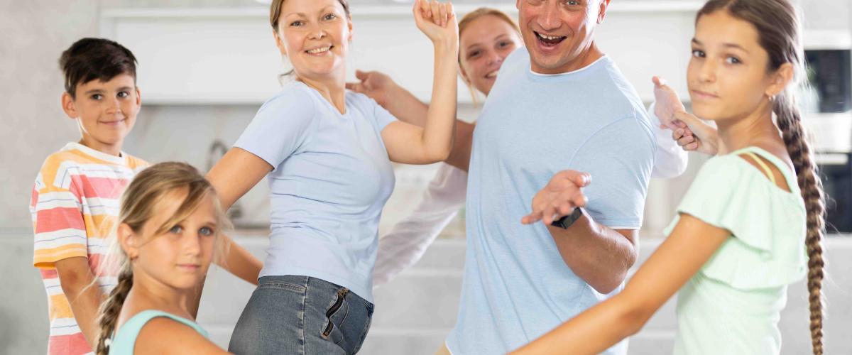 Trois générations d'une même famille remportent un prix de 2,5 millions de dollars à la loterie Lotto 6/49