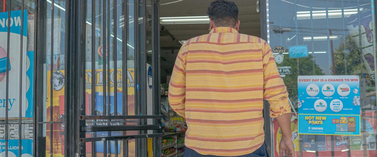 Je n'arrive pas à y croire!" Un homme de Caroline du Nord étreint la vendeuse après avoir gagné un prix de 2 millions de dollars