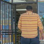 Je n'arrive pas à y croire!" Un homme de Caroline du Nord étreint la vendeuse après avoir gagné un prix de 2 millions de dollars