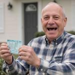 Un père décédé laisse derrière lui un carnet avec des numéros de loterie, son fils gagne 1 million de livres dans un dénouement "incroyable