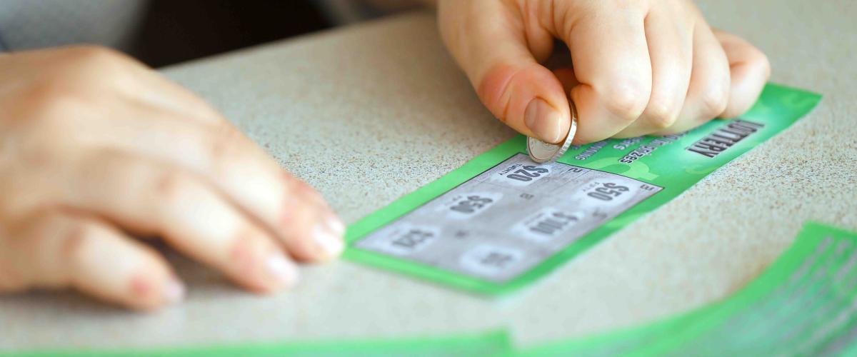 Une femme du Michigan remporte 1 million de dollars en achetant les trois derniers billets de loterie