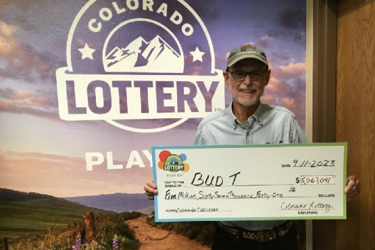 Avec les 5M$ du Loto du Colorado il achète… Une pastèque et des fleurs